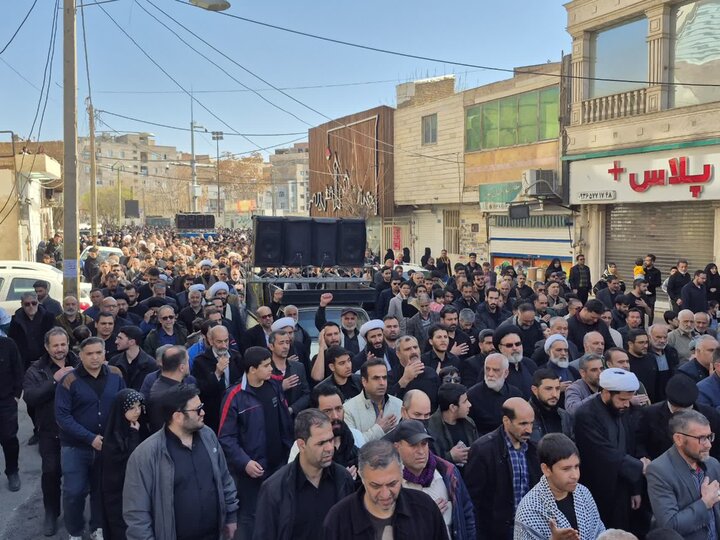 برافراشته شدن پرچم عزا و تجمع مردم پاکدشت به مناسبت شهادت رهبر معظم انقلاب