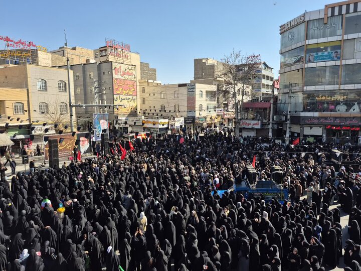 برافراشته شدن پرچم عزا و تجمع مردم پاکدشت به مناسبت شهادت رهبر معظم انقلاب