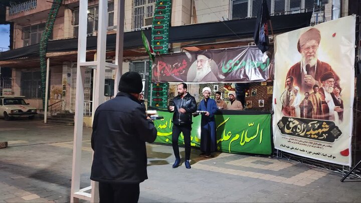 تصاویر/ برپایی ایستگاه صلواتی توسط طلاب سلماس