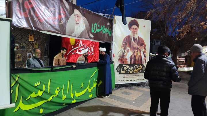 تصاویر/ برپایی ایستگاه صلواتی توسط طلاب سلماس