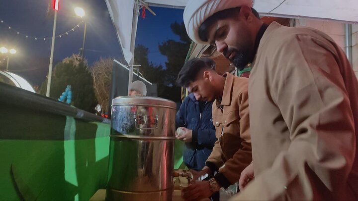 تصاویر/ برپایی ایستگاه صلواتی توسط طلاب سلماس