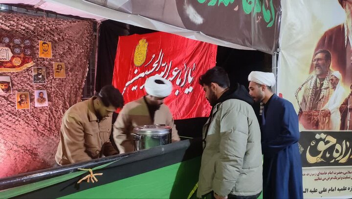 تصاویر/ برپایی ایستگاه صلواتی توسط طلاب سلماس