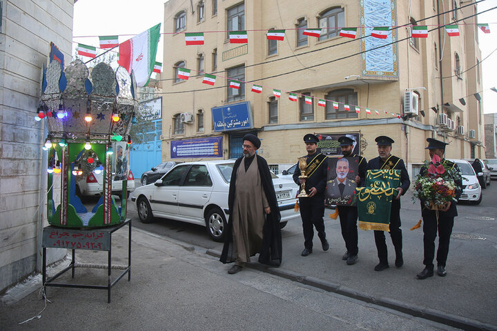 ادای احترام خادمان حرم بانوی کرامت در منزل شهید سپهبد موسوی