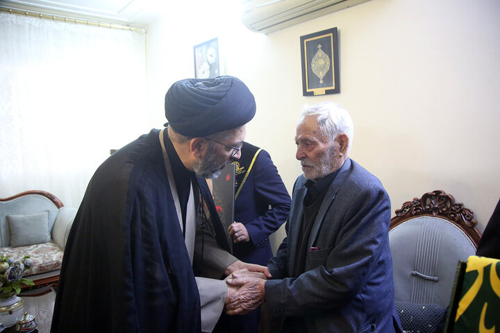 ادای احترام خادمان حرم بانوی کرامت در منزل شهید سپهبد موسوی
