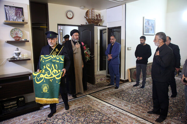 ادای احترام خادمان حرم بانوی کرامت در منزل شهید سپهبد موسوی