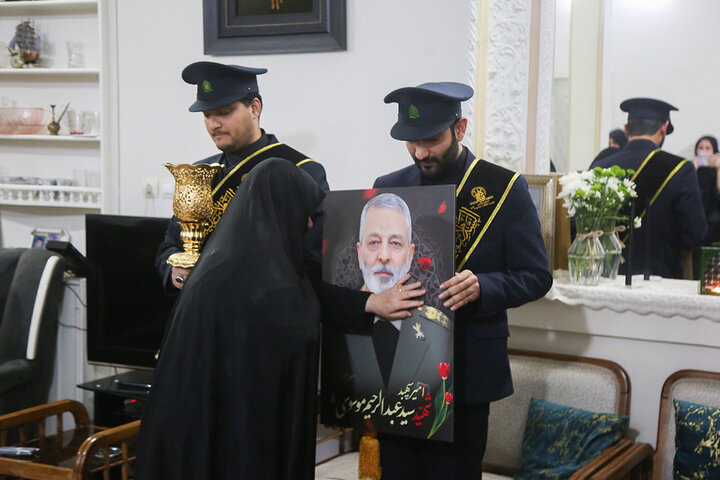 ادای احترام خادمان حرم بانوی کرامت در منزل شهید سپهبد موسوی