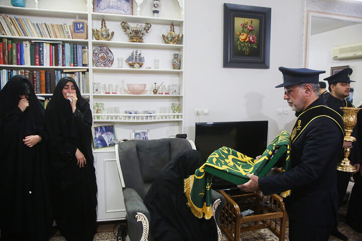 ادای احترام خادمان حرم بانوی کرامت در منزل شهید سپهبد موسوی