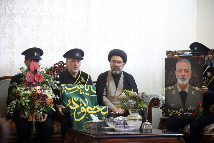 ادای احترام خادمان حرم بانوی کرامت در منزل شهید سپهبد موسوی