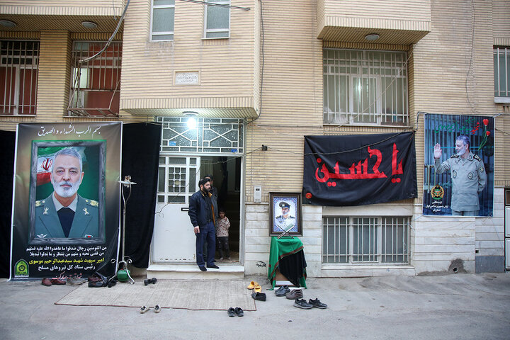 ادای احترام خادمان حرم بانوی کرامت در منزل شهید سپهبد موسوی