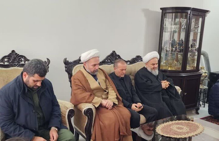 تصاویر/ دیدار امام جمعه نقده با خانواده شهدای تروریستی در نقده