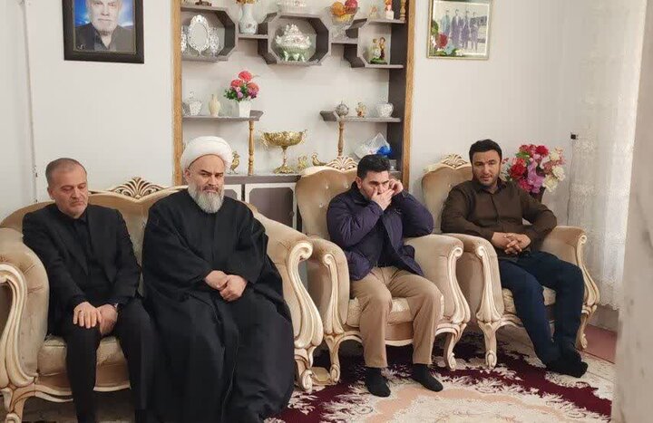 تصاویر/ دیدار امام جمعه نقده با خانواده شهدای تروریستی در نقده