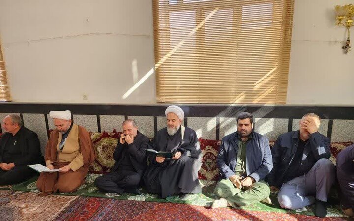 تصاویر/ دیدار امام جمعه نقده با خانواده شهدای تروریستی در نقده