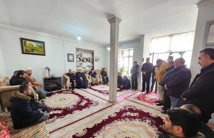 تصاویر/ دیدار امام جمعه نقده با خانواده شهدای تروریستی در نقده