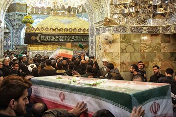 تصاویر/ وداع با پیکر مطهر ۸ شهید قمی جنگ تحمیلی آمریکایی صهیونی در حرم حضرت معصومه (س)