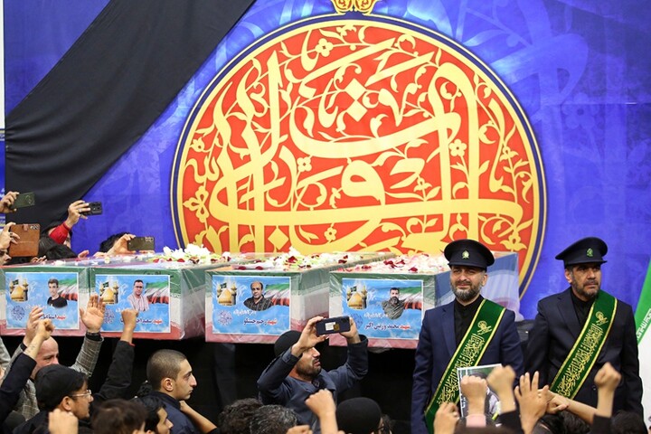 تصاویر/ وداع با پیکر مطهر ۸ شهید قمی جنگ تحمیلی آمریکایی صهیونی در حرم حضرت معصومه (س)
