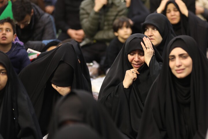 تصاویر/ وداع با پیکر مطهر ۸ شهید قمی جنگ تحمیلی آمریکایی صهیونی در حرم حضرت معصومه (س)
