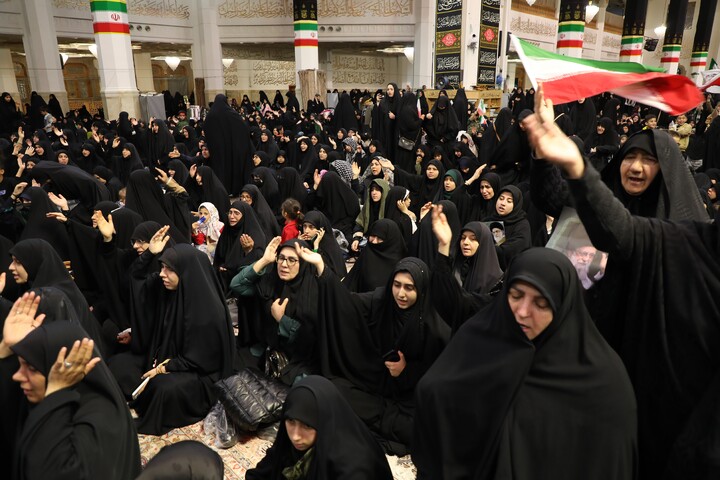 تصاویر/ وداع با پیکر مطهر ۸ شهید قمی جنگ تحمیلی آمریکایی صهیونی در حرم حضرت معصومه (س)