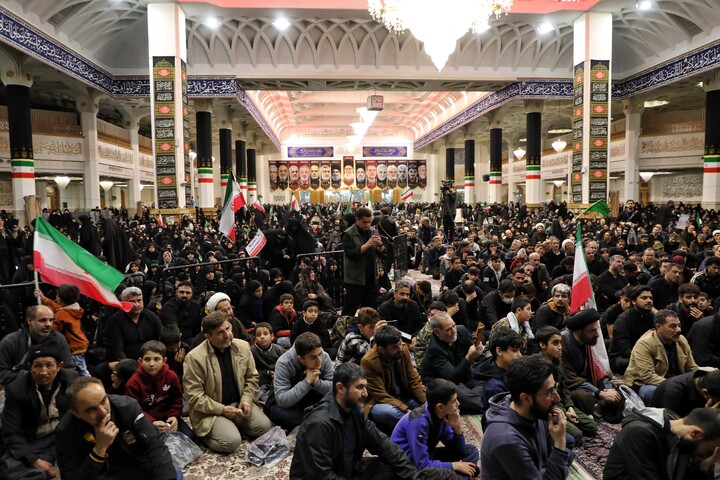تصاویر/ وداع با پیکر مطهر ۸ شهید قمی جنگ تحمیلی آمریکایی صهیونی در حرم حضرت معصومه (س)