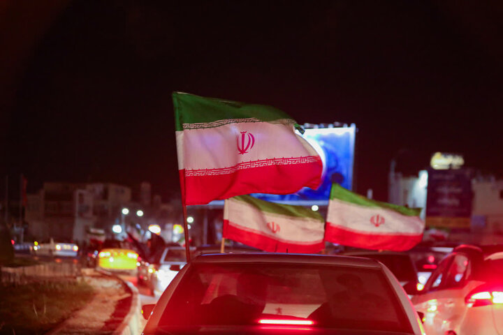 تصاویر/ کاروان خودرویی یزدی ها با اهتزار پرچم و تصاویر امام شهید