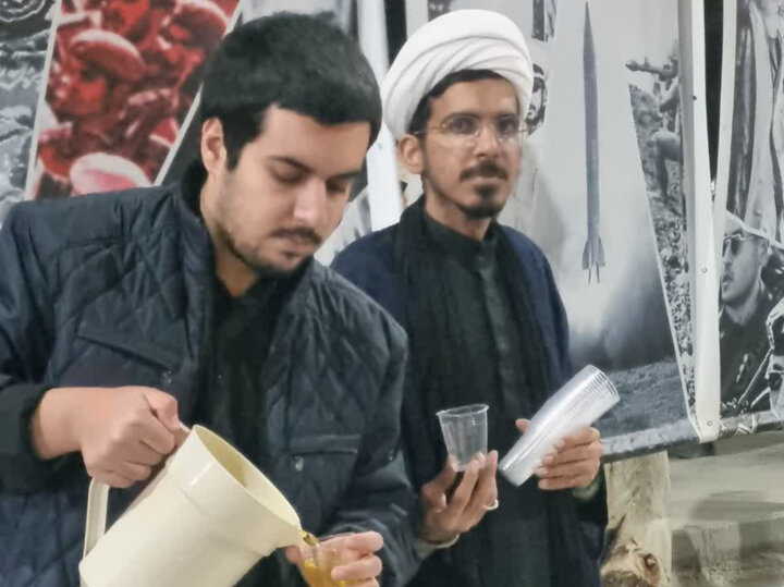 تصاویر/ برپایی موکب فرهنگی توسط طلاب اردکانی به یاد امام شهید