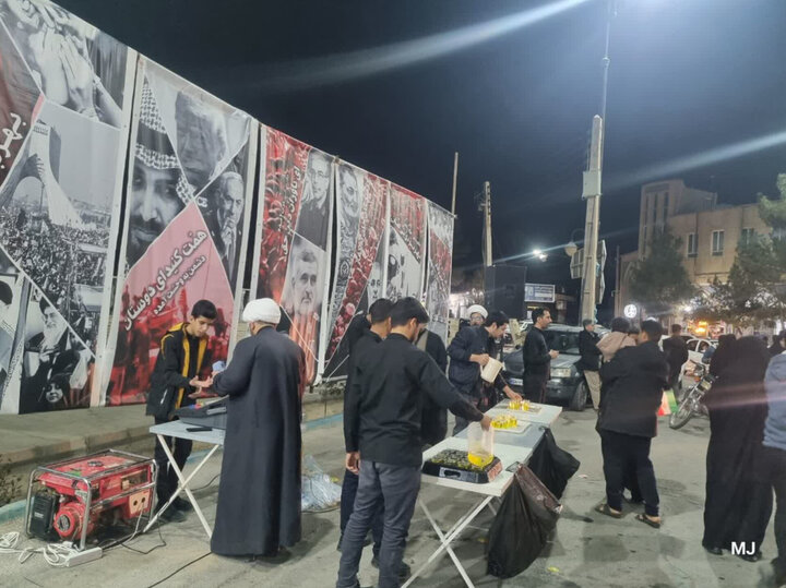 تصاویر/ برپایی موکب فرهنگی توسط طلاب اردکانی به یاد امام شهید