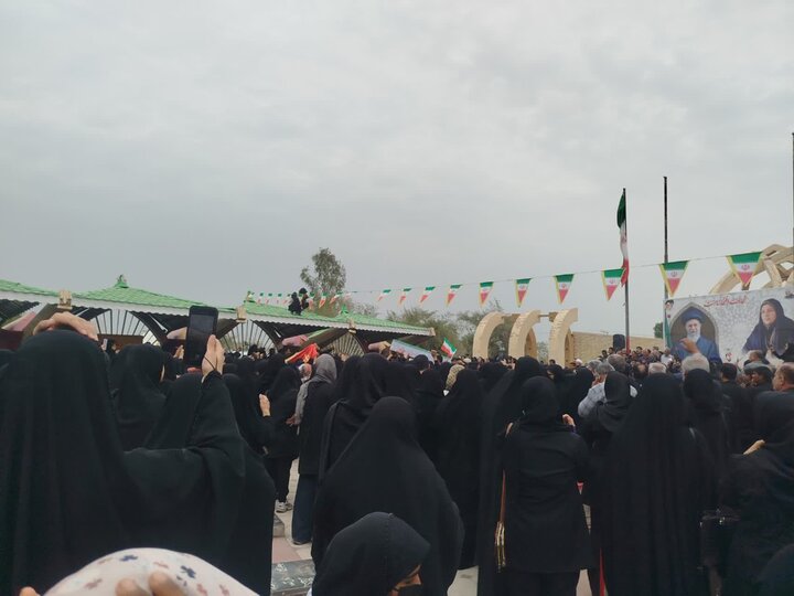 تصاویر/ حضور مردم جیرفت در تشییع مدیر مدرسه میناب