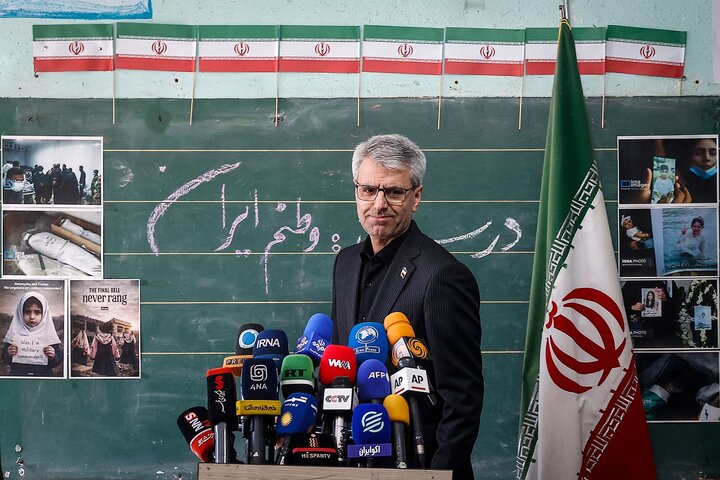 تصاویر/ نشست خبری سخنگوی وزارت امور خارجه در دبستان آسیب دیده