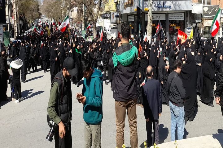 تصاویر/ اجتماع و راهپیمایی خود جوش عزاداران امام خامنه ای در کرمانشاه