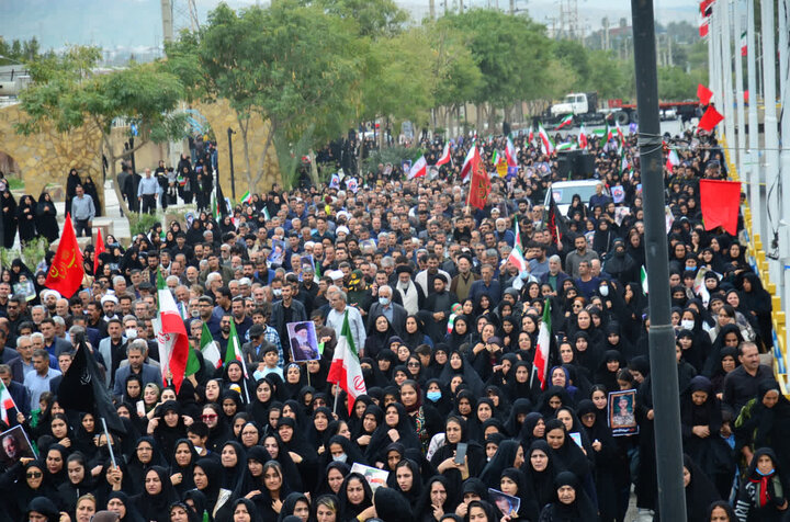 مراسم استقبال و وداع با شهدای مدافع وطن در مصلای بزرگ امام خمینی (ره) گچساران برگزار شد