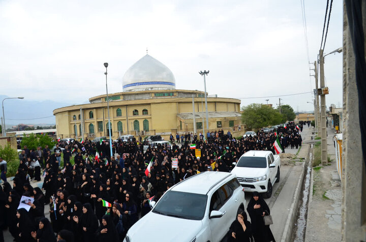 مراسم استقبال و وداع با شهدای مدافع وطن در مصلای بزرگ امام خمینی (ره) گچساران برگزار شد