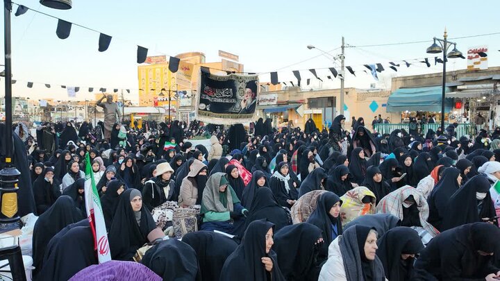 تصاویر/مراسم جزء خوانی قرآن کریم و عزاداری برای رهبر شهید امت در میدان شهدا اراک