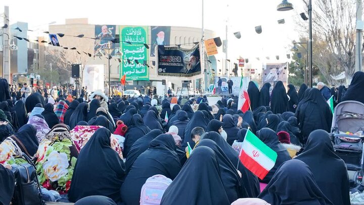 تصاویر/مراسم جزء خوانی قرآن کریم و عزاداری برای رهبر شهید امت در میدان شهدا اراک