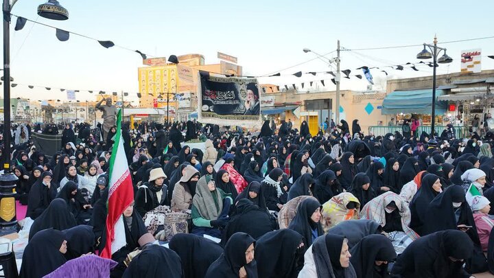تصاویر/مراسم جزء خوانی قرآن کریم و عزاداری برای رهبر شهید امت در میدان شهدا اراک