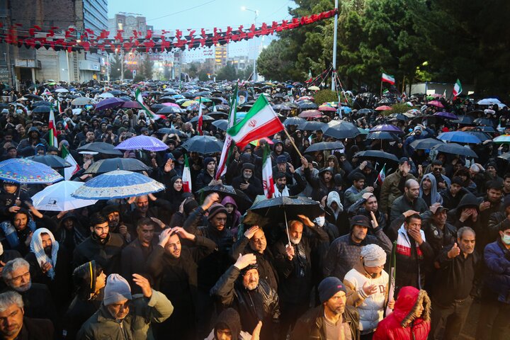 همنوایی آسمان با دل‌های مردم کرمان در سومین اجتماع شبانه سوگواران قائد امت