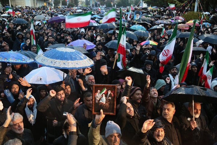 همنوایی آسمان با دل‌های مردم کرمان در سومین اجتماع شبانه سوگواران قائد امت