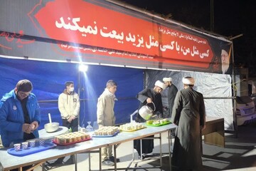 خدمت رسانی طلاب مدرسه علمیه شیخ علیخان زنگنه تویسرکان به عزاداران رهبر معظم انقلاب+تصاویر