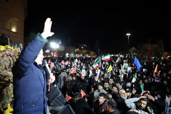 تصاویر/مراسم شبی با شهید والامقام عباس مبینی در میدان شهدای اراک
