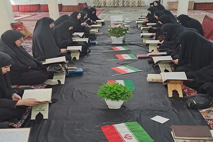 تصاویر/ برگزاری مراسم سوگواری رهبر شهید در زینبیه شهر گودین کنگاور