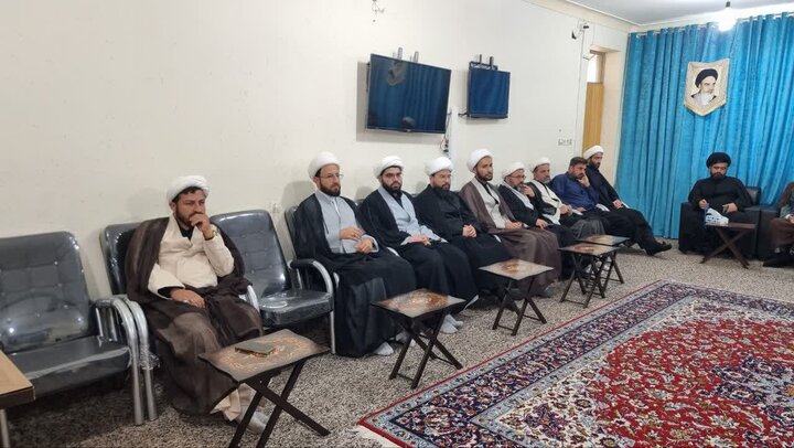 تصاویر/ نشست امام جمعه گناوه با مبلّغان