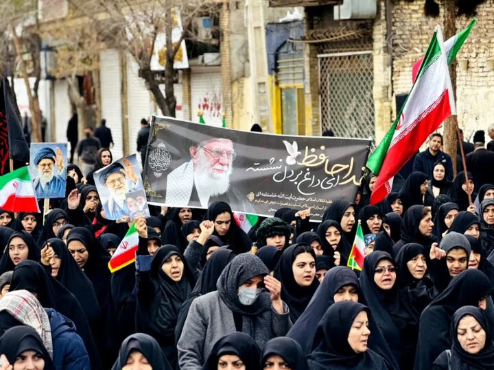 تصاویر/ تشییع و تدفین معلم شهید دبستان میناب و فرزندش در رفسنجان
