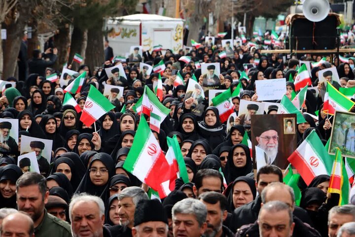تصاویر/ تجمع و راهپیمایی بزرگ بانوان زینبی سلماس