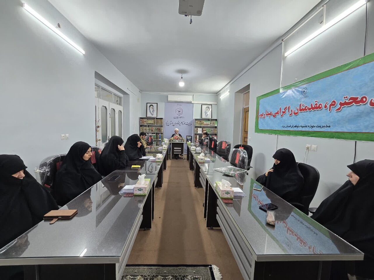 تدوین برنامه‌های عملیاتی حوزه علمیه خواهران استان یزد در پاسداشت راه امام خامنه‌ای+ عکس
