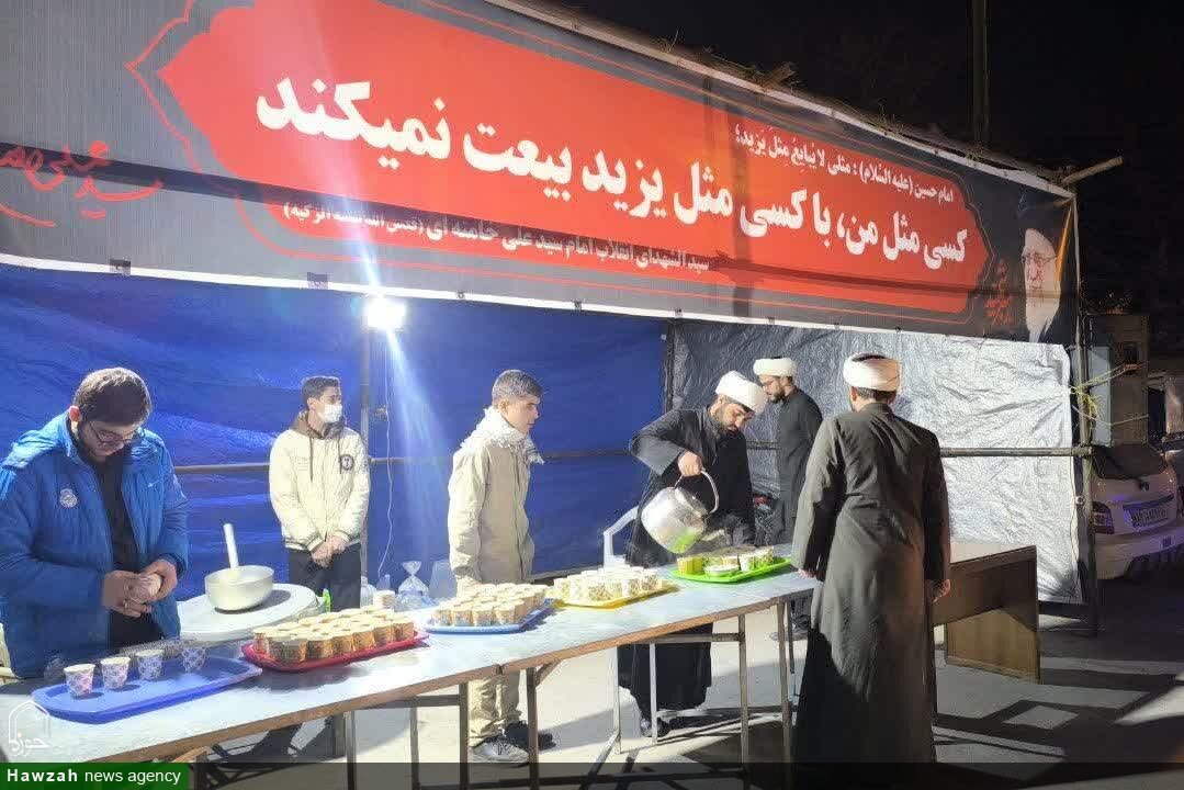 خدمت رسانی طلاب مدرسه علمیه شیخ علیخان زنگنه تویسرکان به عزاداران رهبر معظم انقلاب+تصاویر