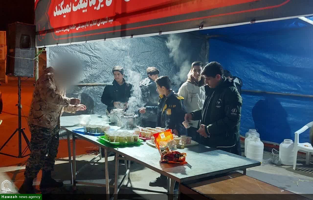 برپایی ایستگاه صلواتی توسط طلاب مدرسه علمیه شیخ علیخان زنگنه