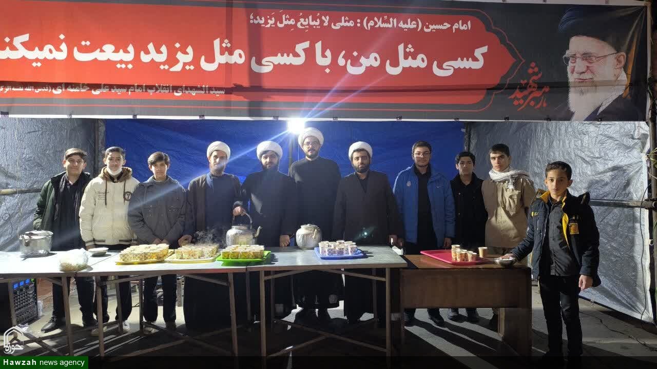 برپایی ایستگاه صلواتی توسط طلاب مدرسه علمیه شیخ علیخان زنگنه