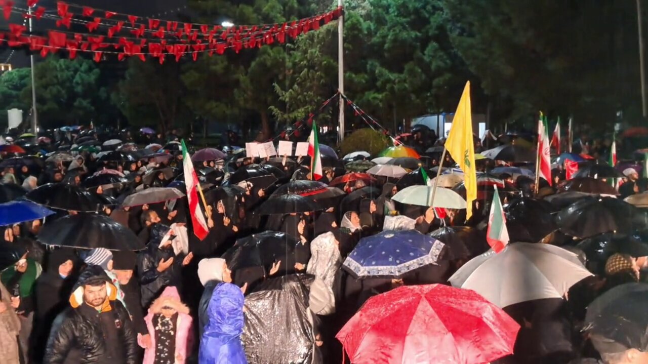 فیلم| دعای توسل کرمانی ها زیر بارش رحمت الهی