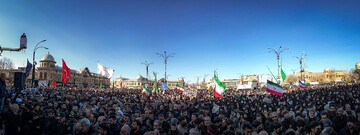 فیلم| حضور پرشور امت امام خامنه‌ای در میدان امام خمینی همدان