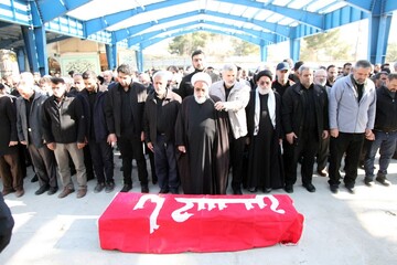 تصاویر/ اقامه نماز امام جمعه کرمانشاه بر پیکر شهید حملات تروریستی استکبار جهانی