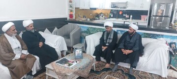 دیدار مدیر حوزه علمیه هرمزگان با خانواده شهید مدرسه شجره طیبه میناب
