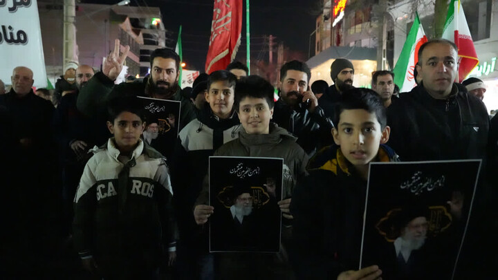 چهارمین شب خروش مردم انقلابی و قدر شناس کمال‌شهر در سوگ شهید امام خامنه ای و دفاع از وطن